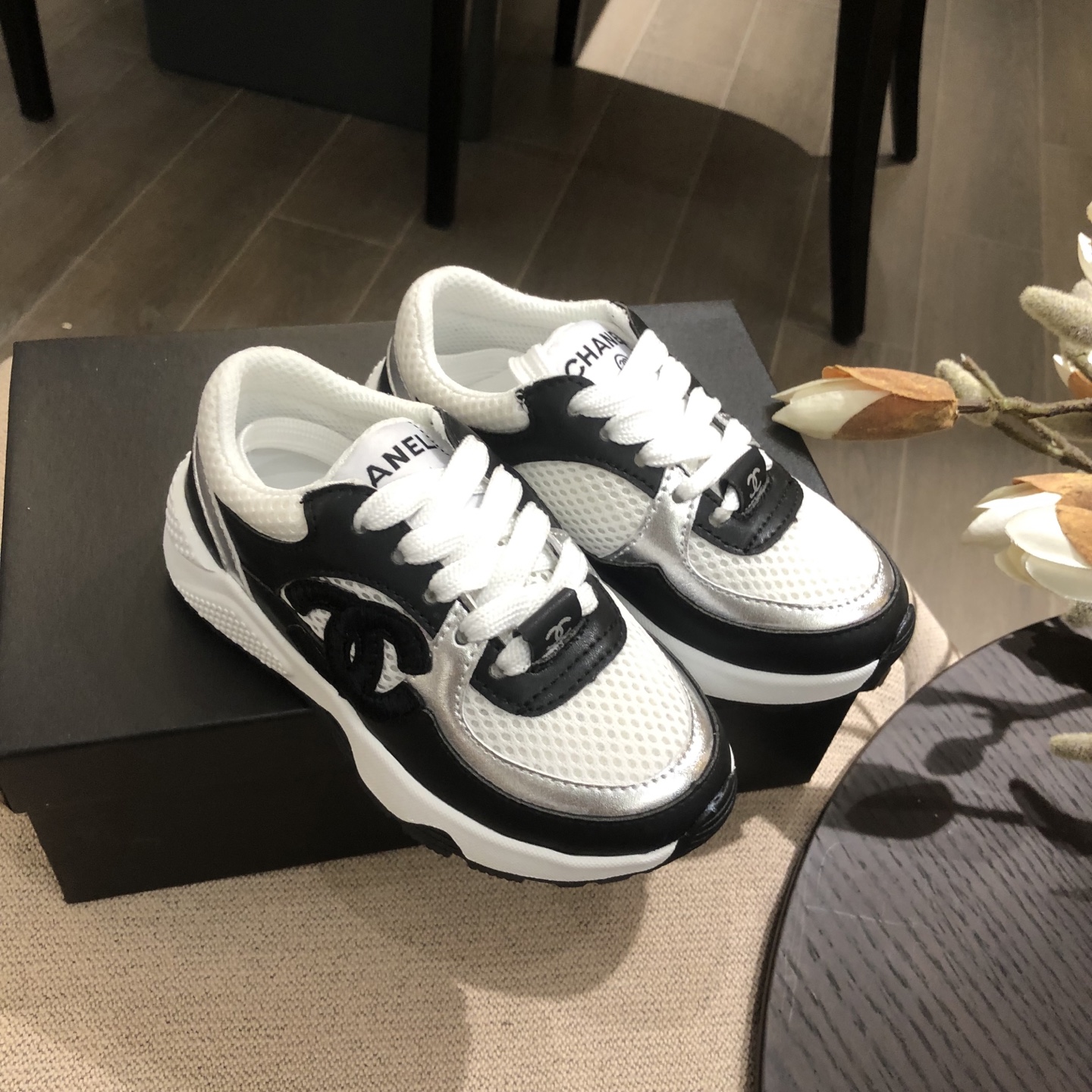 Children's shoes child